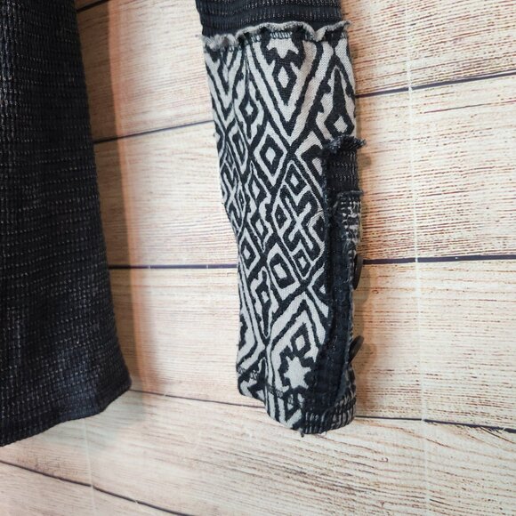 Able Distressed Cuffs Boho Dark Romantic Grunge Waffle Henley Top Women's Size L - Picture 6 of 16